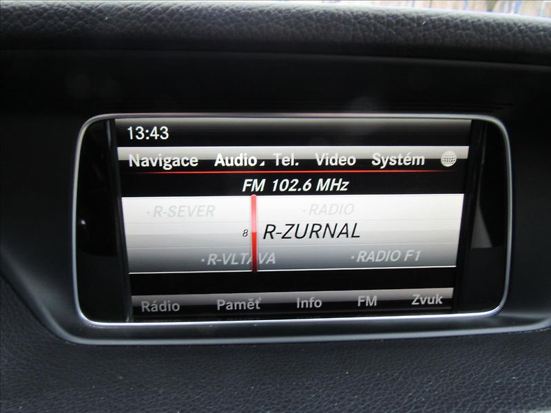 Mercedes-Benz Třídy E 3,0 CDi 350 Bluetec 4MATIC - fotka 17 z 35