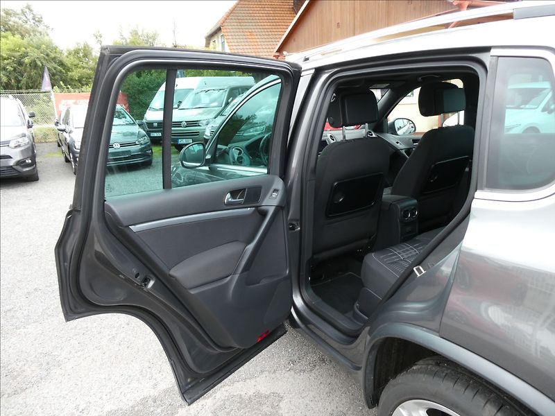 Volkswagen Tiguan 2,0 TDi 110kW Lounge DSG, 4x4 - fotka 19 z 54