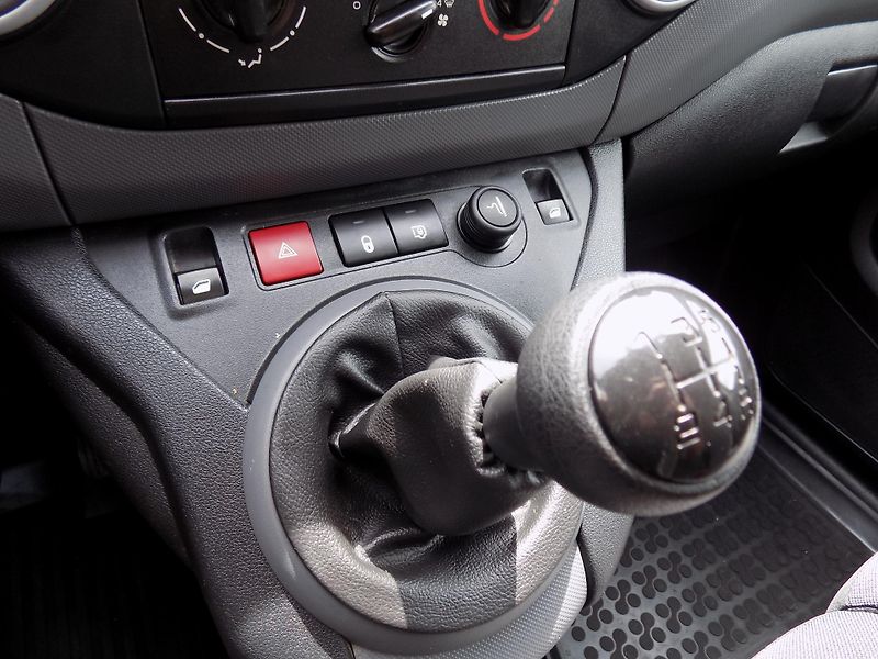Peugeot Partner 1,6 HDI 73 KW KLIMA, TEMP, ČR - fotka 30 z 44