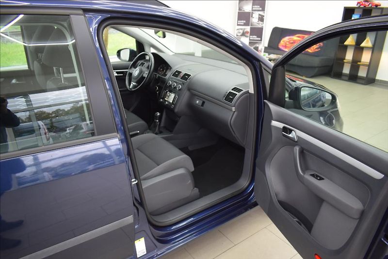 Volkswagen Touran 1,6 TDi, 7-míst,NAVI,1.maj., - fotka 14 z 29