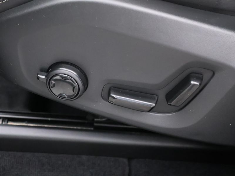 Volvo XC60 2.0 B4 145kW R-Design CZ Aut. - fotka 17 z 35