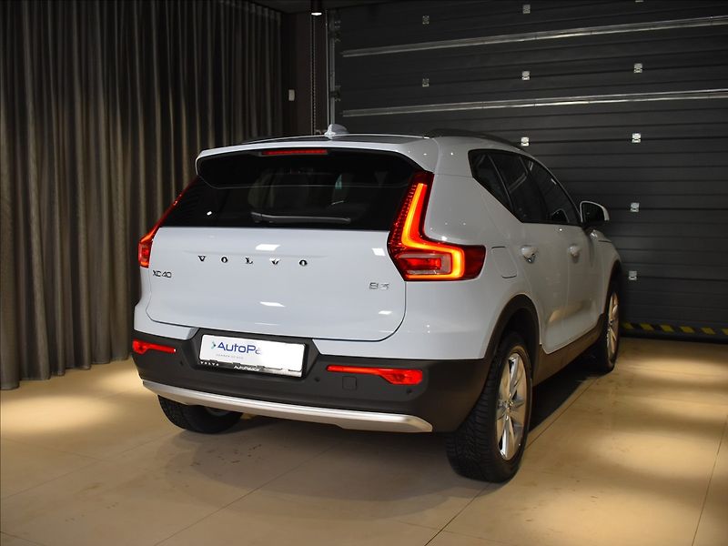 Volvo XC40 (2026) 2,0 B3  Core - fotka 4 z 24