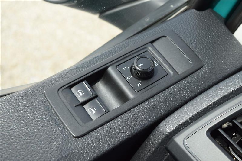 Volkswagen Transporter 2,0 TDI 110KW KLIMA TAŽNÉ NAVI - fotka 32 z 48