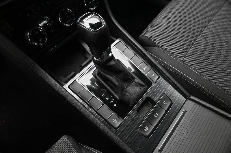 Škoda Superb 2,0 TDI 110 kW DSG Style Záruk - fotka 21 z 31
