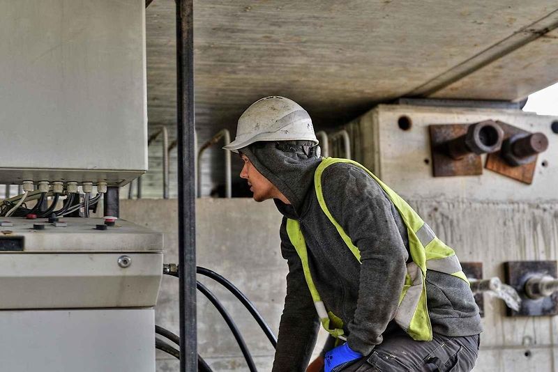 Začal výsuv mostní konstrukce dálniční estakády před silnici I/35 u Opatovce na Svitavsku.