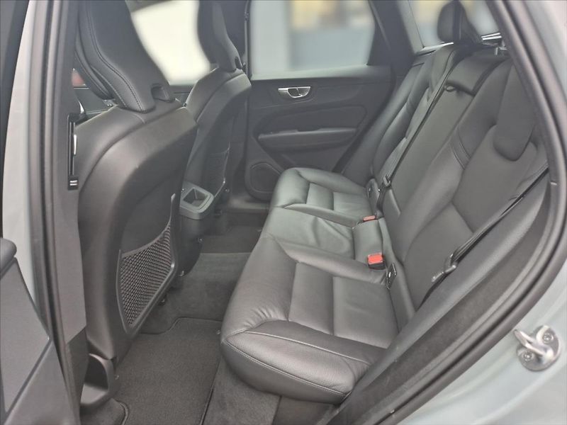 Volvo XC60 2,0 B4 AWD diesel Plus Dark Au - fotka 10 z 19