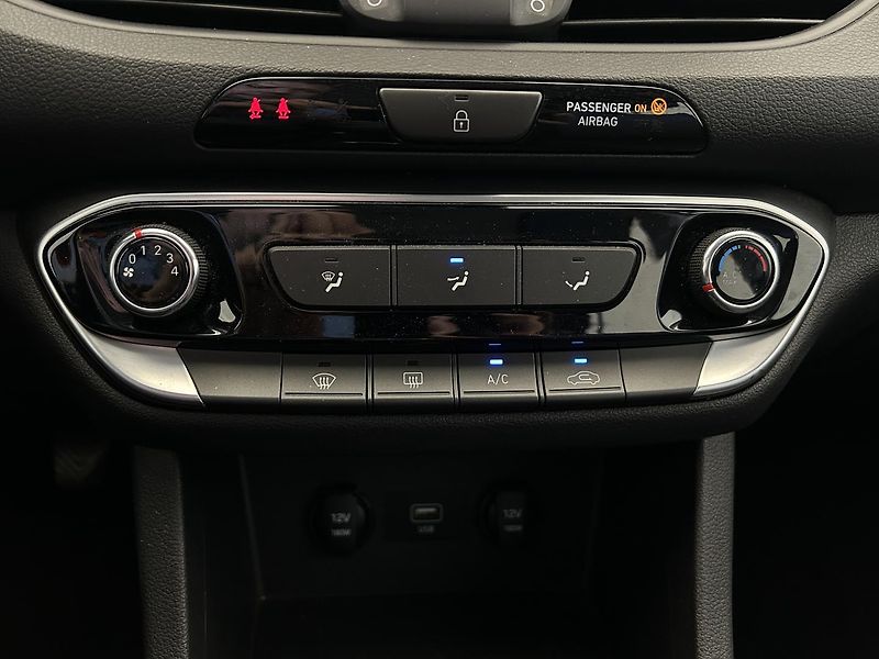 Hyundai i30 1.5 GDi Start Plus kombi - fotka 13 z 21