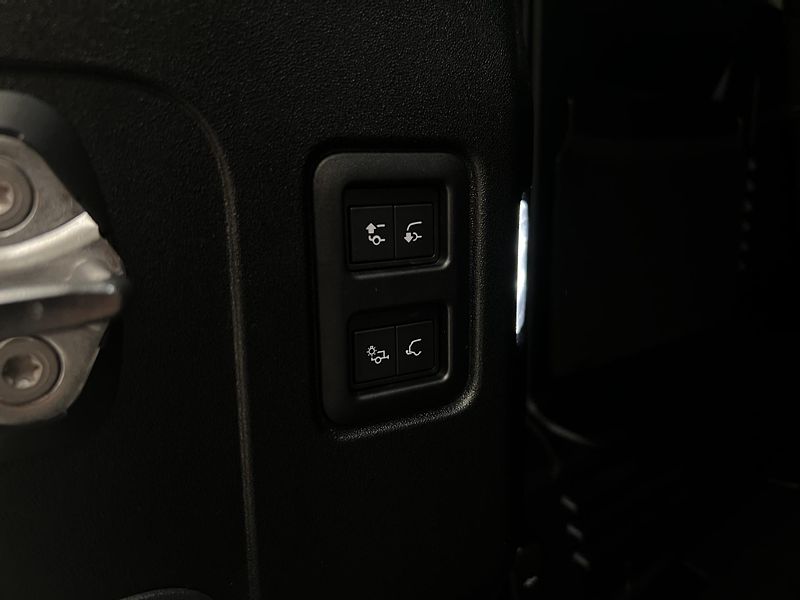 Land Rover Defender 110 D300 X-DYNAMIC SE 1. maj. - fotka 43 z 45