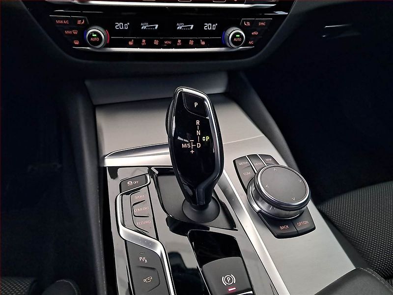 BMW Řada 5 (2017) Sport Line 530d xDrive, 4X4 - fotka 13 z 23