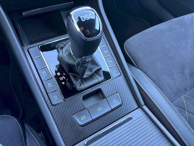 Škoda Superb (2021) 2.0 TSI 140kW SportLine - fotka 28 z 35