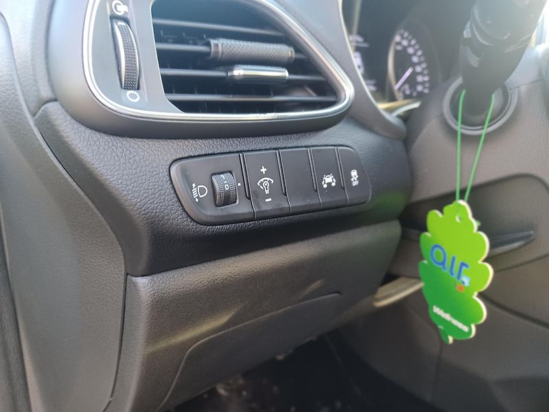 Hyundai i30 1.0 T-GDI 88kW Čr - fotka 14 z 18