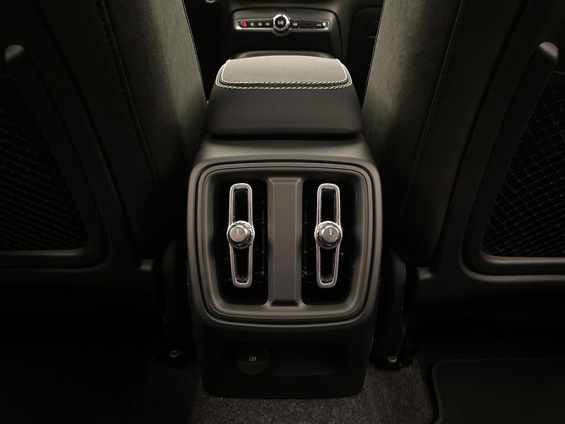 Volvo XC40 (2026) B3 AUT DARK ULTRA  - fotka 64 z 64
