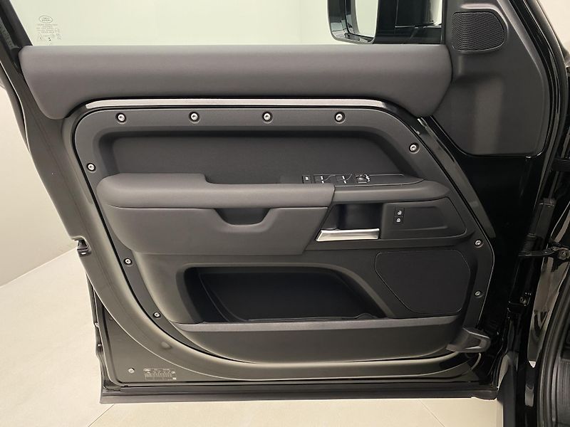 Land Rover Defender 110 D200 S AWD AUT CZ 1.maj. - fotka 7 z 47