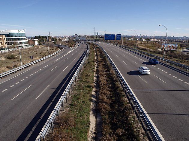 Španělská dálnice u Madridu připomíná prostředí, kde může být vystupování z auta při poruše velmi nebezpečné. Právě proto Španělsko u místních vozidel zavedlo světelný maják V16, který lze umístit na střechu bez chození po vozovce., zdroj: FDV /Wikimedia CC 3.0