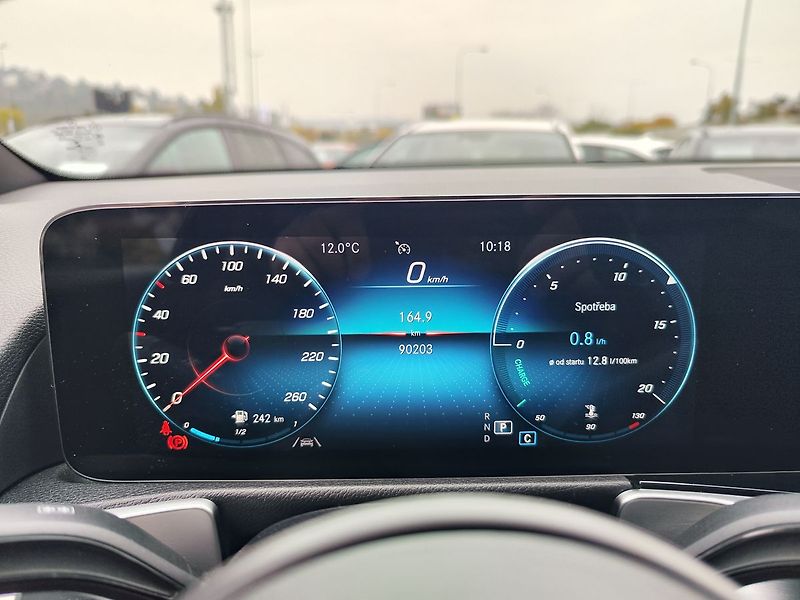 Mercedes-Benz GLB 200d/4Matic AT ČR 1.Maj 7Míst - fotka 15 z 31