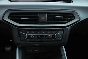 ...dvouzónová automatická klimatizace má tradiční tlačítkový panel.