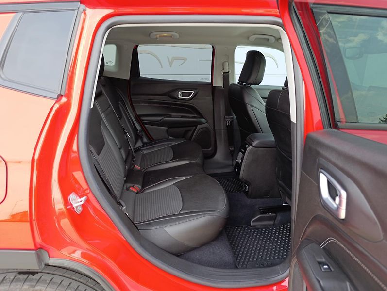 Jeep Compass 1.5 E-HYBRID NIGHT EAGLE ČR - fotka 15 z 31