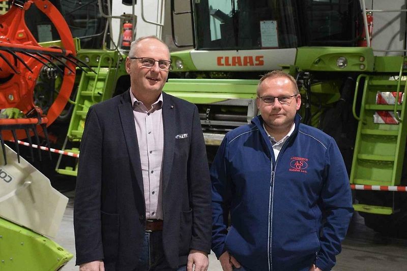 Světla, koledy a obří stroje. Rozsvícení vánočního kombajnu zahájilo advent v Jičíně