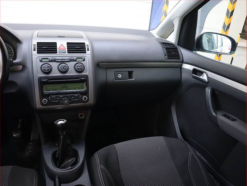 Volkswagen Touran (2008) 2.0 TDI, Tempomat - fotka 8 z 17
