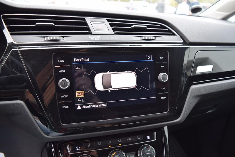Volkswagen Touran (2017) 1.4TSI 110kw 7MÍST HIGHLIN TAŽ - fotka 26 z 48