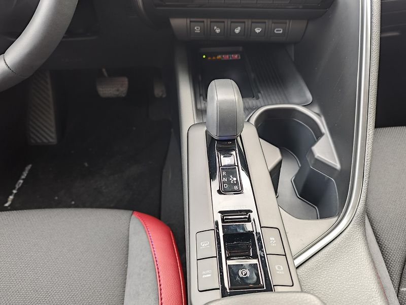 Toyota C-HR (2025) 2.0L PHEV CVT Tokyo Edition - fotka 12 z 17