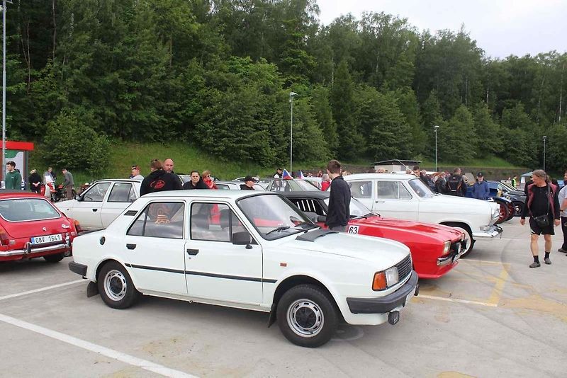 Na Centrální parkoviště P1 ve Skiareálu Ještěd se sjelo přes sedm desítek účastníků.