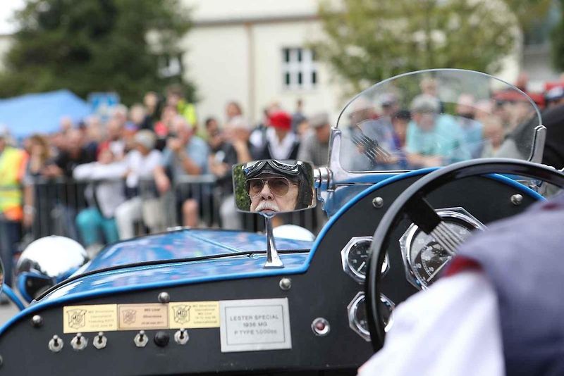 Na akci Jízda do vrchu a výstava historických vozidel se představilo na tři sta automobilů a motocyklů.