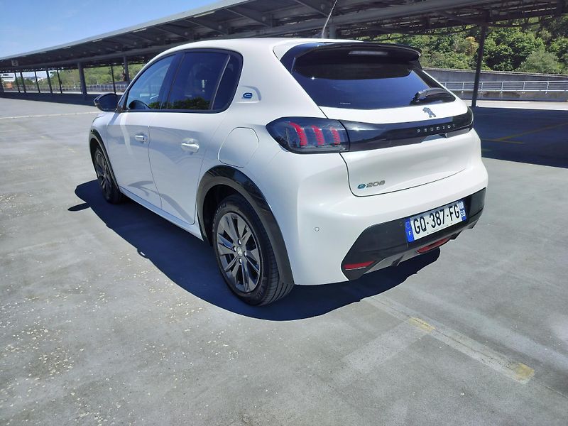Peugeot 208 e, navigace - fotka 5 z 25