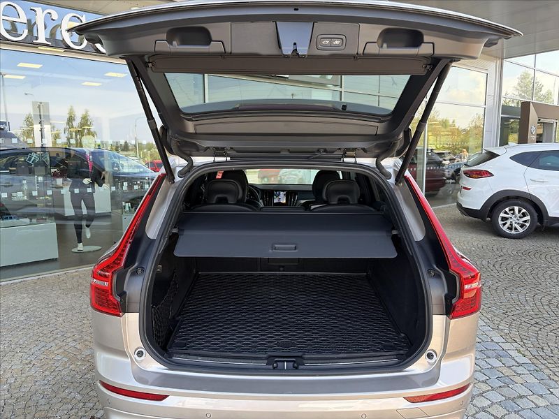 Volvo XC60 2,0   B4 AWD Dark PLUS - fotka 27 z 32