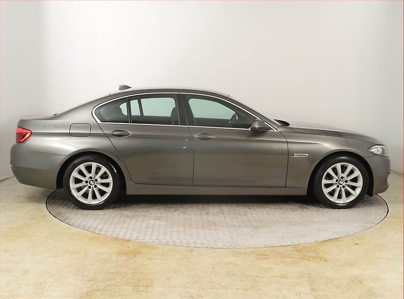 BMW Řada 5 (2015) 525d, 4X4, Automat - fotka 6 z 22