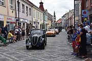 Ze startu XIV. Slánského okruhu - průjezd Londou.