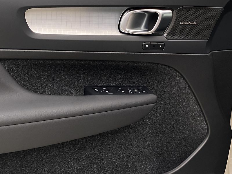 Volvo XC40 (2026) B3 AUT DARK ULTRA  - fotka 28 z 63