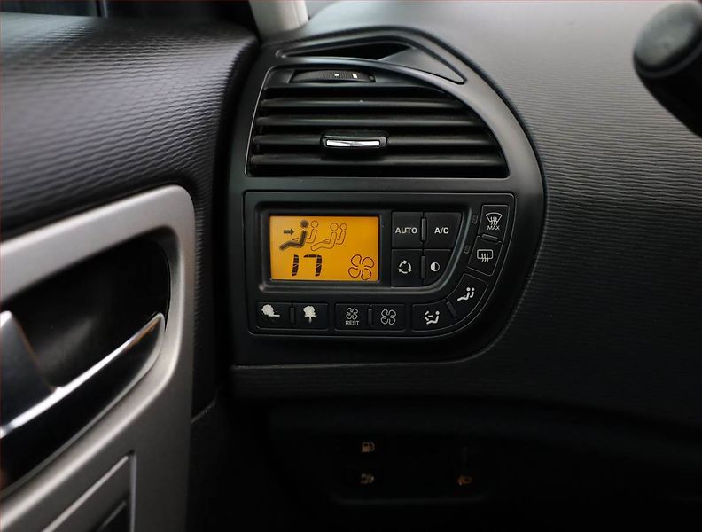 Citroën C4 Picasso (2012) 1.6 HDi, 7 míst, za super cenu - fotka 14 z 17