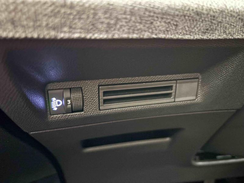 Peugeot 5008 (2026) Business Hybrid 145 e-DCS6 - fotka 16 z 41