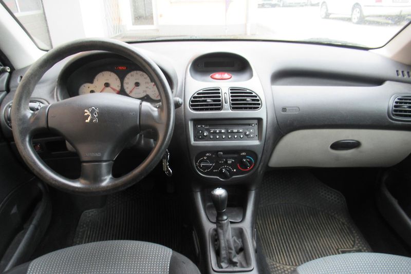 Peugeot 206 1.4i POJÍZDNÉ - NA OPRAVU - fotka 9 z 15