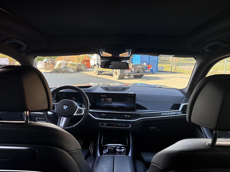 BMW X7 (2024) xDrive 40i - fotka 14 z 33