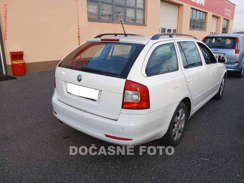 Škoda Octavia (2009) 1.9 TDi, ČR, AC, temp - fotka 2 z 3