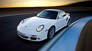 Porsche 911 Turbo. V období kolem roku 2007 Musk vlastnil i nejrychlejší Porsche v nabídce německé značky. Přitom i toto auto bylo předmětem jeho pohledu na elektromobily.