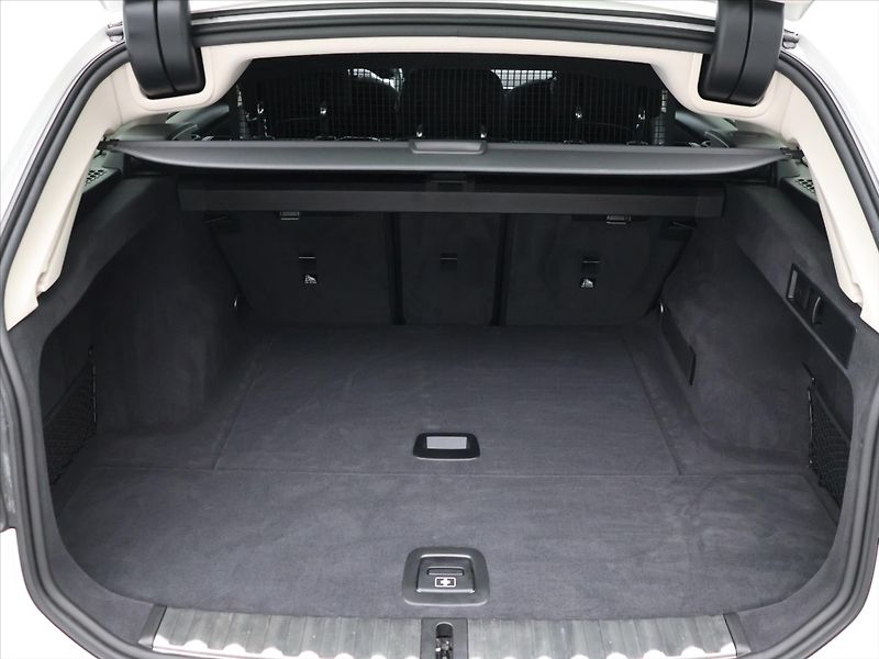 BMW Řada 3 Touring 2,0 320d 140kW CZ DPH - fotka 10 z 35