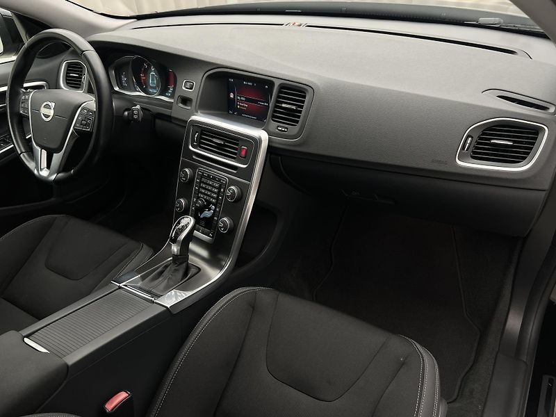 Volvo V60 D3 MOMENTUM AUT  - fotka 19 z 36