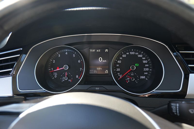 Volkswagen Passat 1.4 TSI 110 kW DSG Kamera Tažn - fotka 19 z 35