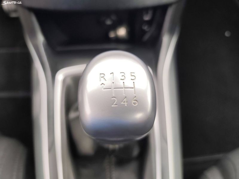 Peugeot 308 (2015) - fotka 37 z 40