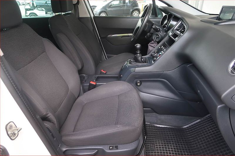 Peugeot 5008 (2015) 1.6 BlueHDi, Navi, Tempomat - fotka 9 z 15