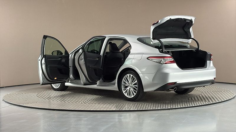 Toyota Camry 2.5 Hybrid AUT Executive - fotka 7 z 27