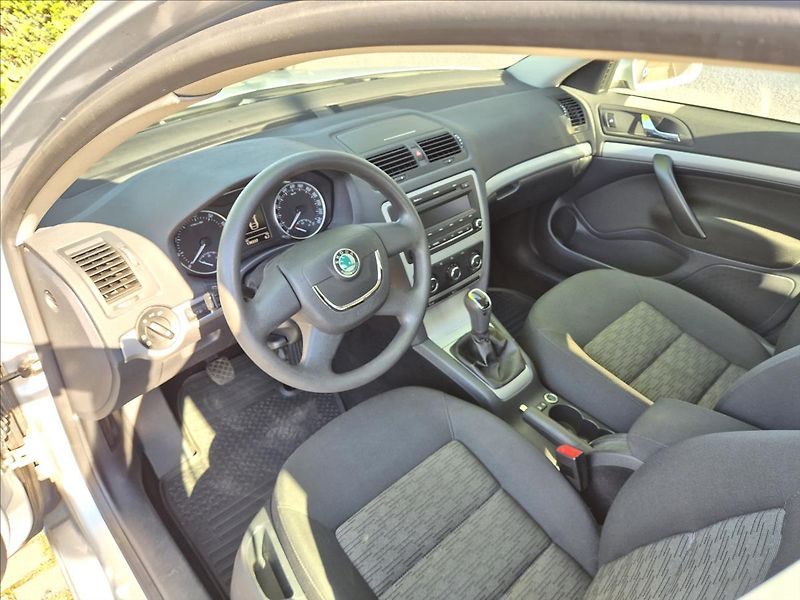 Škoda Octavia 1,4 TSI Combi Klima Výhřev ESP - fotka 12 z 28