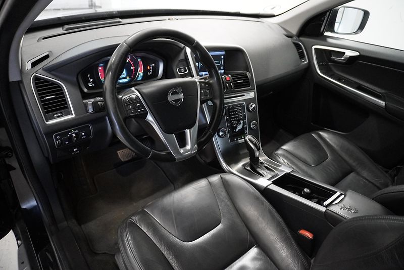Volvo XC60 2,4 D5 AWD AUTOMAT - fotka 17 z 38