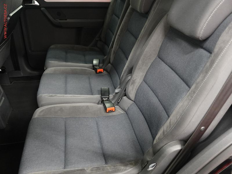 Volkswagen Touran (2011) 1.6TDI, Klima - fotka 10 z 22