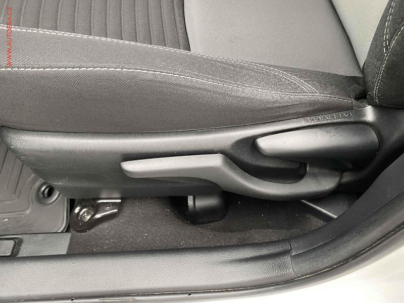 Toyota Yaris (2018) 1.5 i, 2.maj,ČR, servis - fotka 14 z 18