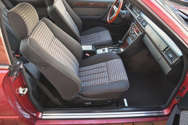 Mercedes-Benz 124 (1988) W124 300 CE 132kW AUTOMAT - fotka 12 z 39