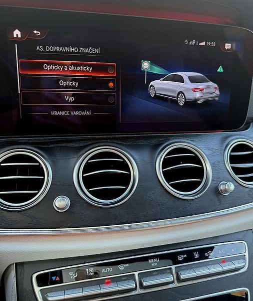 Mercedes-Benz Třídy E (2020) 4MATIC, AMG Line, původ ČR - fotka 18 z 24